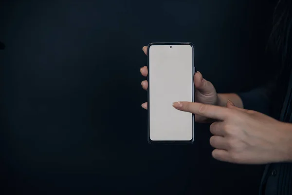 Person Mit Smartphone Der Hand Isoliert Auf Schwarzem Hintergrund Mockup — Stockfoto
