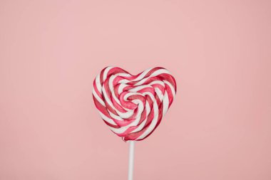 Pembe Sevgililer Günü kalp şeklinde lolipop şekeri boş pastel pembe kağıt arka planda. Aşk Konsepti. Üst Manzara. Minimalizm renkli hipster tarzı.