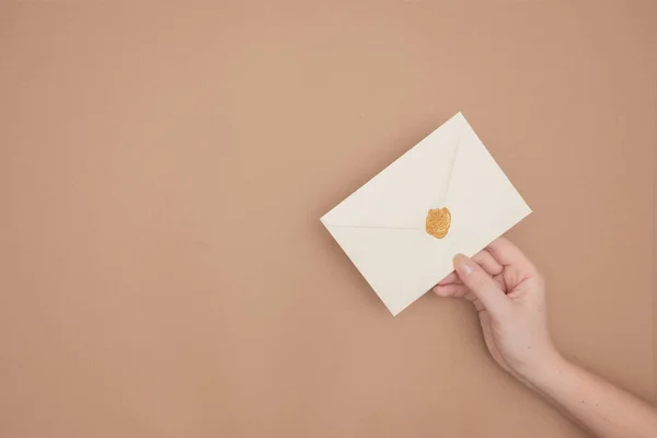 Close Foto Mãos Femininas Com Selo Cera Com Envelope Convite — Fotografia de Stock