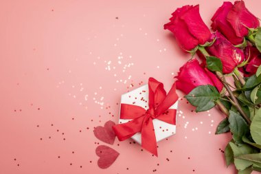 Kraft hediye kutusu içinde güzel kırmızı kurdele ve gül, Sevgililer Günü konsepti, yıldönümü, anneler günü ve doğum günü tebrikleri, kopyalanma alanı, üst görünüm.