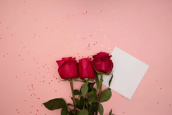 Tarjeta Con Espacio Para Texto Rosas Rojas Aisladas Sobre Fondo — Foto de Stock