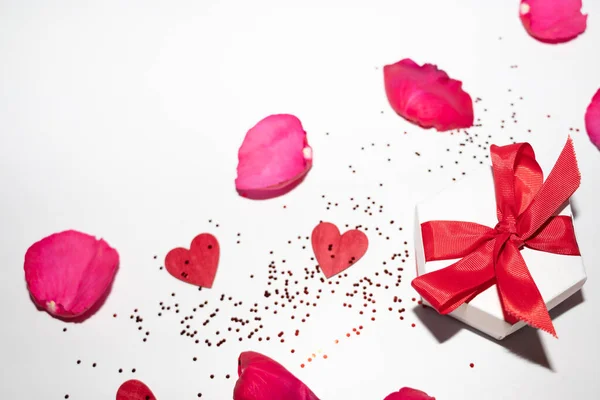 Kraft Caja Regalo Con Hermosa Cinta Roja Rosa Concepto San — Foto de Stock