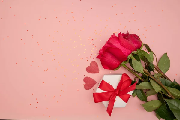 Kraft Caja Regalo Con Hermosa Cinta Roja Rosa Concepto San — Foto de Stock