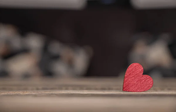 Enkele Rode Houten Hart Geïsoleerd Houten Achtergrond Valentijnsdag Liefde Concept — Stockfoto