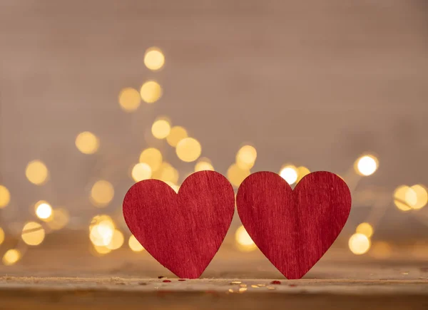 Rood Hart Valentijnsdag Wenskaart Bokeh Achtergrond Twee Harten Houten Achtergrond — Stockfoto