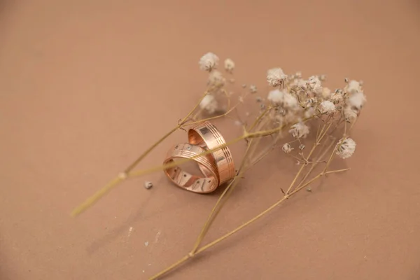 Anillo Boda Flores Secas Para Aliento Del Bebé Sobre Fondo —  Fotos de Stock