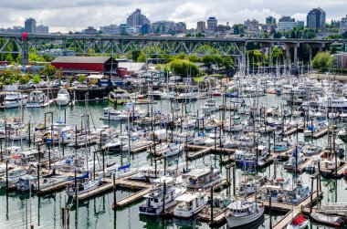 Vancouver, British Columbia, Kanada, 9 Ağustos 2021: Botlar Granville Adası yakınlarındaki Balıkçı İskelesi iskelesine yanaştı.