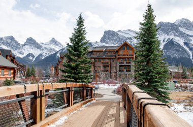 Tahta köprüyü geçiyoruz. Canmore ve Rocky Dağları