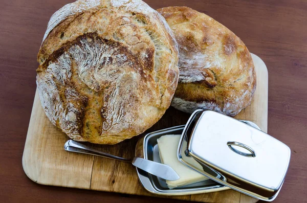 Frisches Handwerkliches Brot Und Butter Auf Einem Holzschneidebrett — Stockfoto