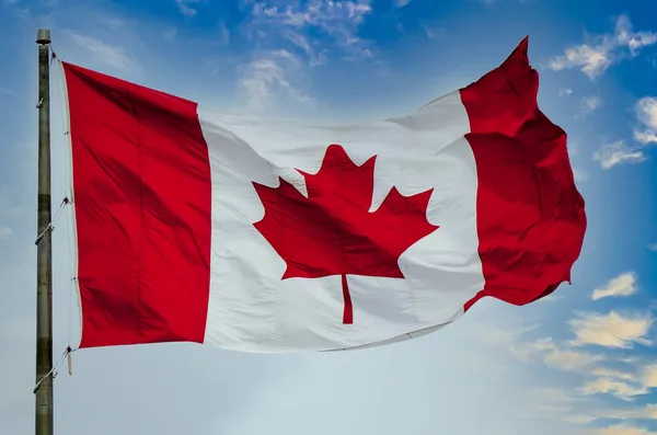 Bandera Canadiense Ondeando Viento Contra Cielo Azul Nublado Imagen De Stock