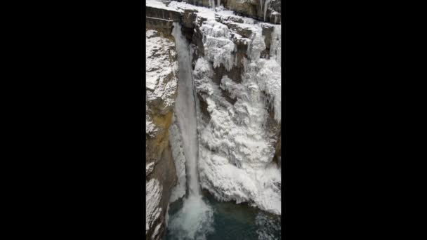 Johnston Canyon Övre Vattenfall Vinter Scen — Stockvideo