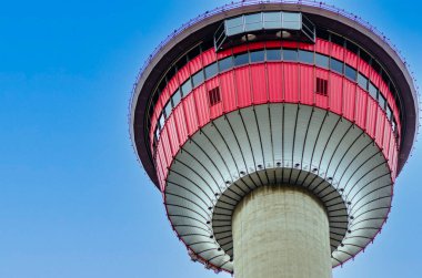 Calgary Kulesi açık mavi gökyüzü