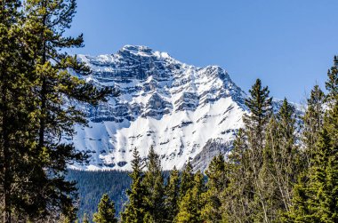 Kanada 'nın Rocky Dağları' ndaki Cascade Dağı 'ndan Minnewanka Gölü manzarası