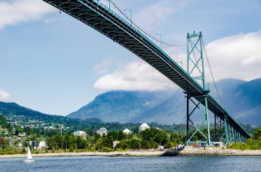 Lions Gate Köprüsü, Burrard körfezi boyunca Stanley Park 'tan Kuzey Vancouver' a kadar uzanır.