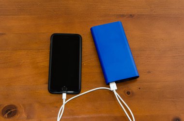 Cep telefonu mavi güç bankasıyla şarj edildi.