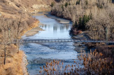 Sonbaharda Calgary 'deki Sandy Beach Köprüsü ve Elbow Nehri manzarası