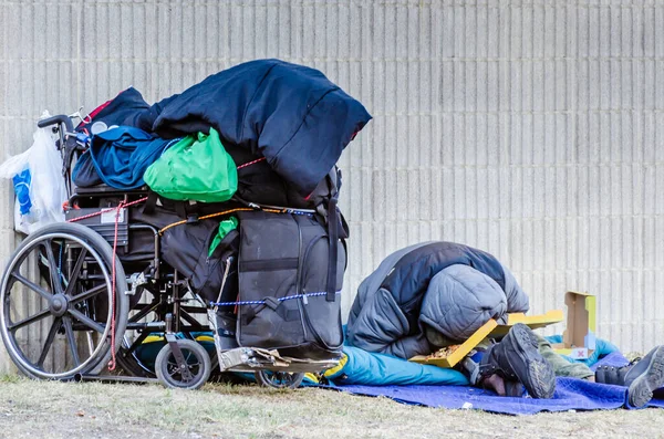 Persona Sin Hogar Que Duerme Junto Una Pared Una Zona Imágenes De Stock Sin Royalties Gratis