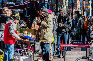 Calgary, Alberta, Kanada - 6 Kasım 2021: Evsizlere ve Calgary şehir merkezinde ihtiyacı olan herkese yemek sağlayan küçük bir grup insan