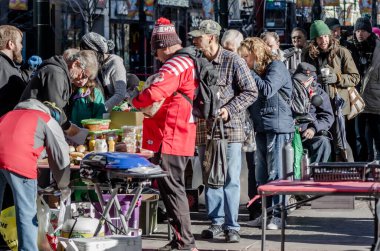 Calgary, Alberta, Kanada - 6 Kasım 2021: Evsizlere ve Calgary şehir merkezinde ihtiyacı olan herkese yemek sağlayan küçük bir grup insan