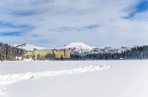 Donmuş ve karla kaplı Louise Gölü, otel ve Kanada Banff Ulusal Parkı Alberta 'daki Rocky Dağları