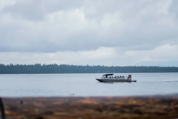 Ένα Πλοίο Που Μεταφέρει Ανθρώπους Μια Λίμνη Στο Εθνικό Πάρκο — Φωτογραφία Αρχείου