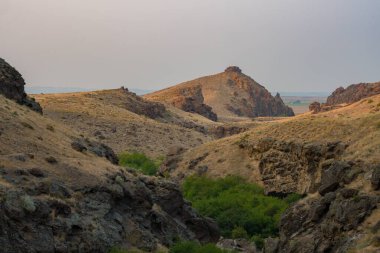 Güney Idaho 'daki Owyhee dağlarının çölündeki tepeler. Gün batımında ve akşamında.