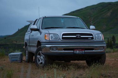 Kamp alanında bir Toyota Tundra kamyonu.