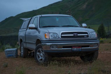 Toyota Tundra Kamyonu Kamp alanında