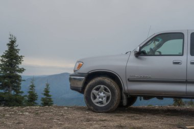 Dağlarda park etmiş bir Toyota Tundra kamyonet.