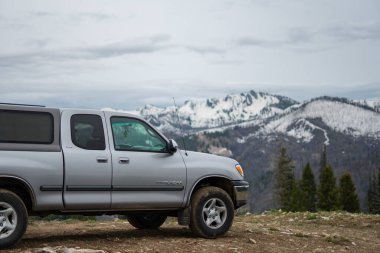 Toyota Tundra kamyoneti bir kamp alanındaki dağlara park etmiş.