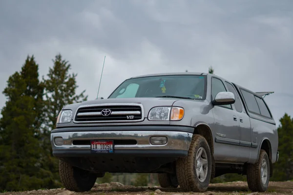 Toyota Tundra Estacionado Nas Montanhas — Fotografia de Stock