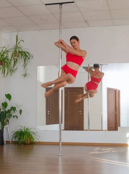Bir Kız Direğin Üzerinde Dans Eder Dans Salonunda Akrobatik Hareketler — Stok fotoğraf