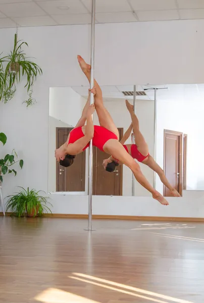 Bir Kız Direğin Üzerinde Dans Eder Dans Salonunda Akrobatik Hareketler — Stok fotoğraf