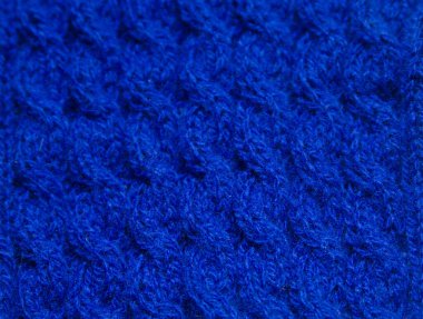 Örgü örülmüş, örgü örülmüş bir tuval. Beyaz arka planda renkli örgü iplikleri ve örgü iğneleri. İğne işi ve stres atımı