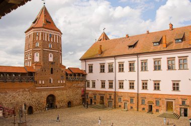 Mir, Belarus - Ağustos 2021: Ortaçağ şatosundaki halk