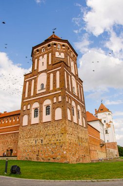 Mir, Belarus - Ağustos 2021: Kale aşağıdan yukarıya doğru vuruldu. Mir Kalesine Giriş