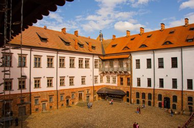 Mir, Belarus - Ağustos 2021: Ortaçağ şatosundaki halk