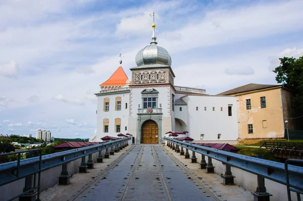 Grodno, Belarus - Ağustos 2021. Grodno cephesindeki eski kale, ana giriş. grodno