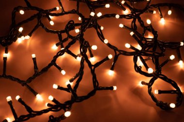 Altın bir arka planda Noel ağacı ışıkları