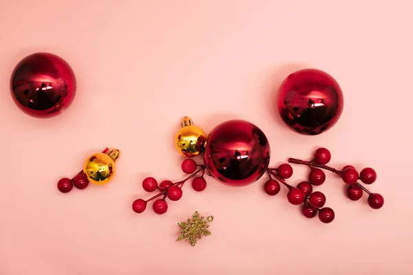 Pembe arka planda noel toplarının düzlüğü