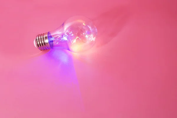 Pembe arkaplanda renk ampulü