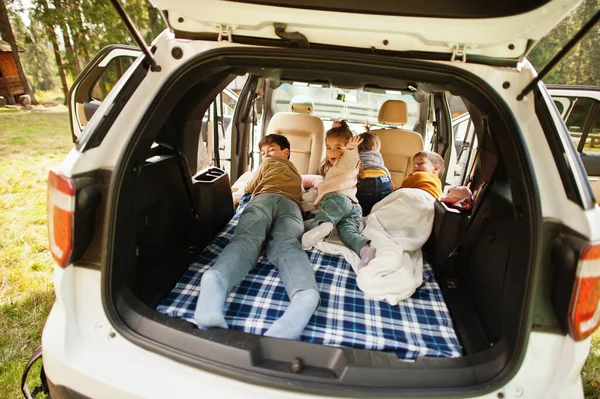 Family Four Kids Vehicle Interior Children Trunk Traveling Car Lying — Stock Photo, Image