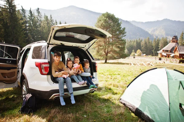 Family Four Kids Vehicle Interior Children Sitting Trunk Traveling Car — Stock Photo, Image