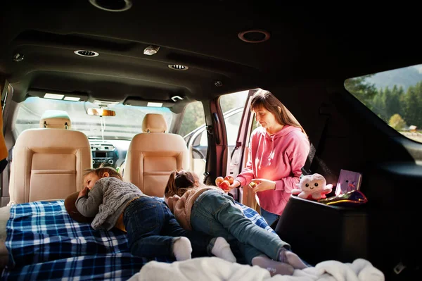 Anya Két Gyerekkel Jármű Belsejében Gyerekek Csomagtartóban Utazás Autóval Hazudozás — Stock Fotó