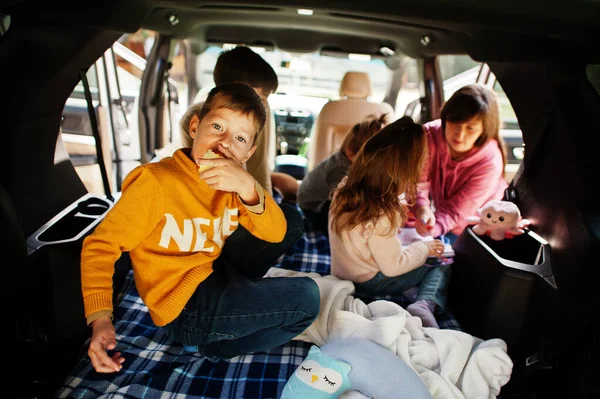 Anya Négy Gyerekkel Kocsi Belsejében Gyerekek Csomagtartóban Utazás Autóval Hazudozás — Stock Fotó