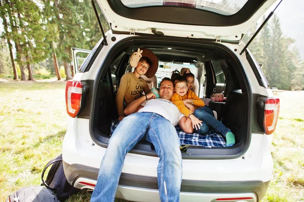 Family Vehicle Interior Father Four Kids Children Trunk Traveling Car — Stock Photo, Image