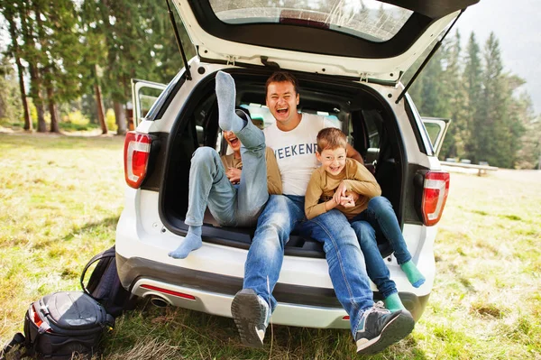 Rodzina Wnętrzu Pojazdu Ojciec Synami Dzieci Bagażniku Podróżowanie Samochodem Górach — Zdjęcie stockowe
