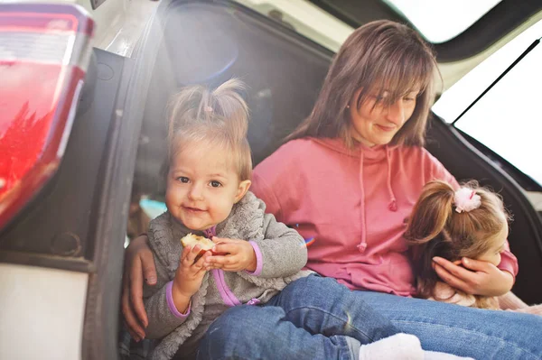 Család Jármű Belsejében Anya Lányaival Gyerekek Csomagtartóban Utazás Autóval Hegyekben — Stock Fotó