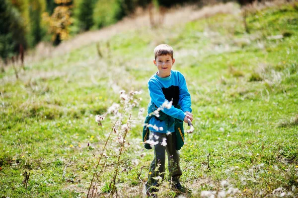 Chłopiec Lesie Bawi Się Kijem — Zdjęcie stockowe