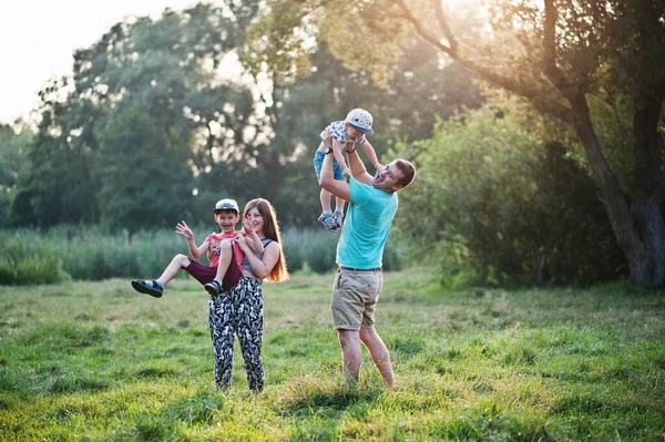 Felice Giovane Famiglia Madre Padre Due Figli Figlio Sulla Natura — Foto Stock